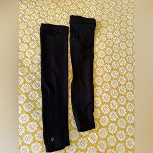 Lululemon Black fleece-lined arm sleeves with thumb holes